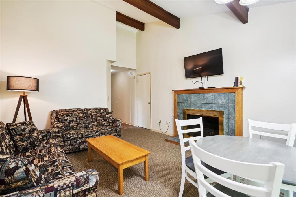 West Bridgewater Hotel | Cedarbrook Queen Suite 106