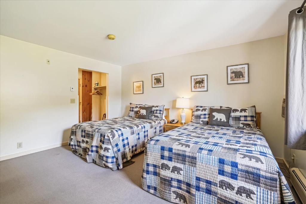 West Bridgewater Hotel | Cedarbrook Two Double bed Hotel Room with outdoor heated pool 216