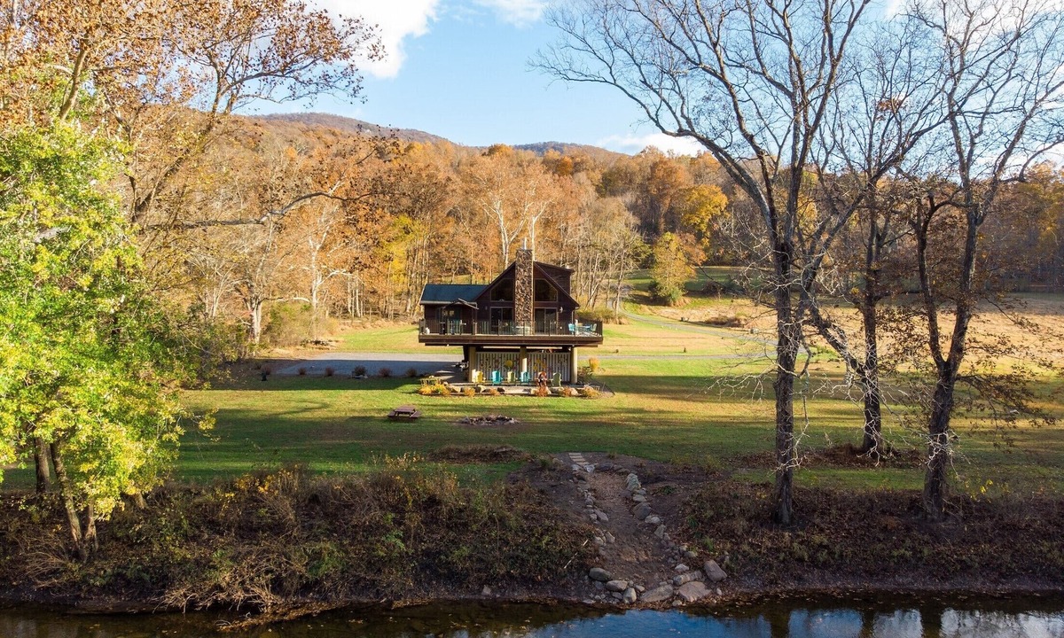 Great Cacapon Ski Chalet | Chalet In West Virginia on the Cacapon River. Sleeps 8
