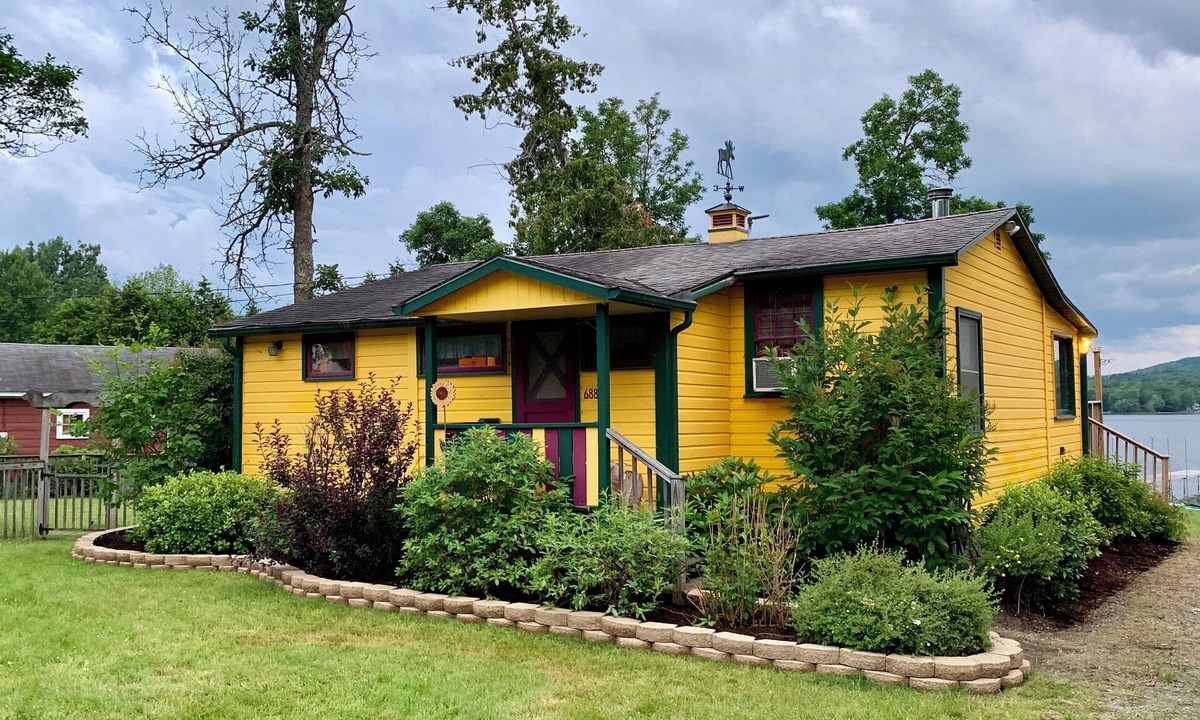 Derby Cottage | Charming 2-bedroom cottage on Lake Salem with AC, WiFi