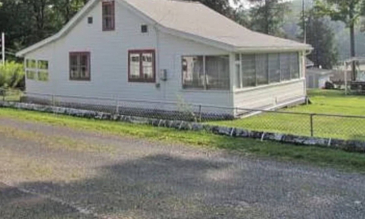 Windsor Cottage | Charming 3-bedroom cottage in Windsor.