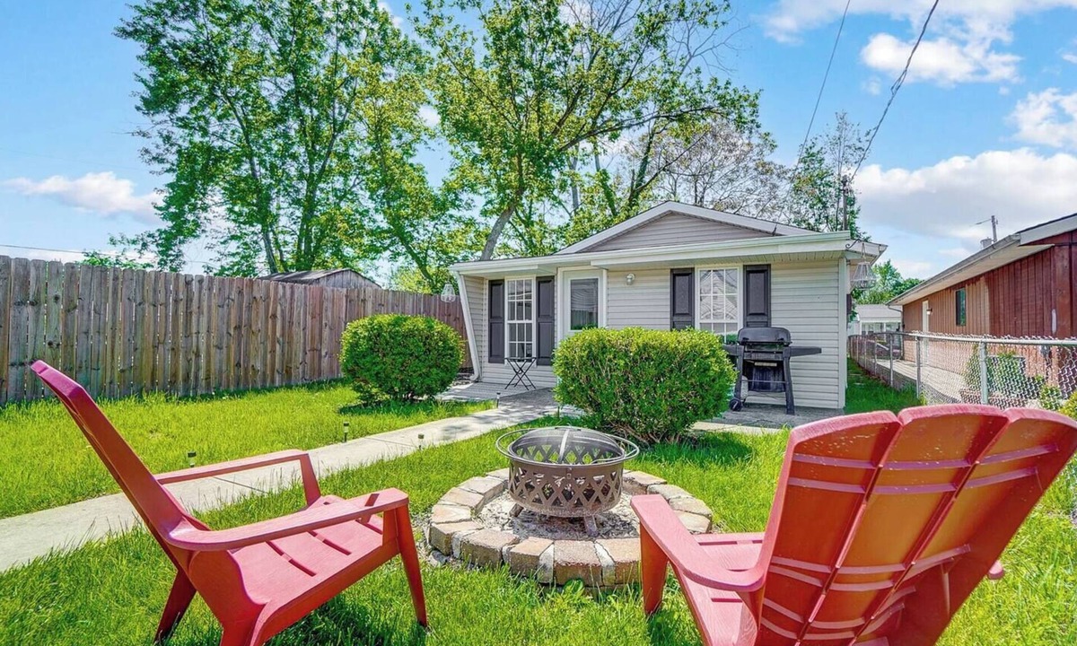 Hamilton House | Charming 3-bedroom house near Miami University & Spooky Nook in Hamilton
