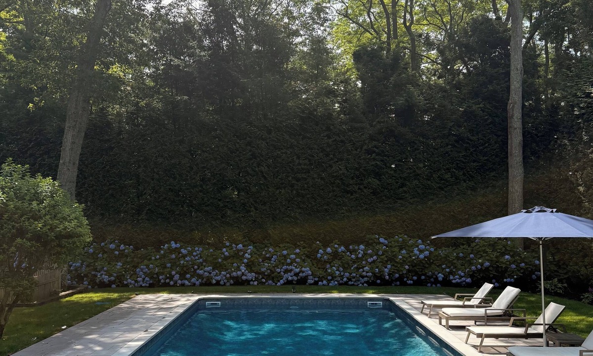 Wainscott House | Charming Beach House! Walk to a quaint farmstand and Wainscott beaches