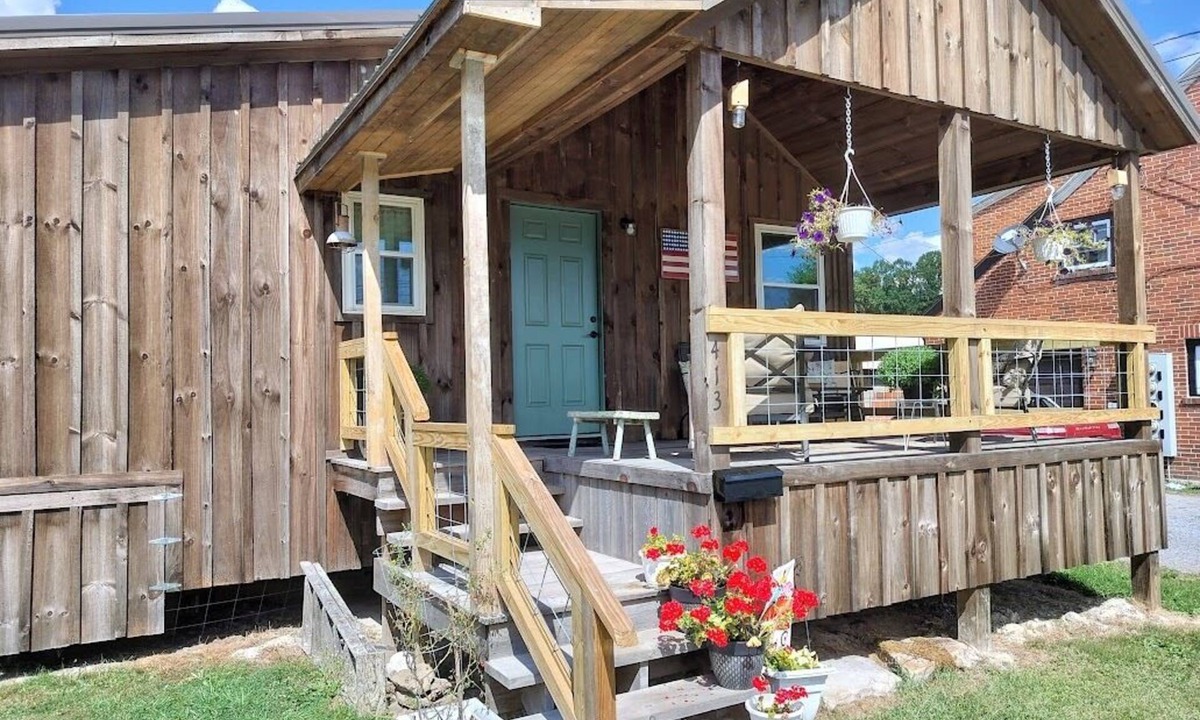 Black Fork House | Charming bungalow in marvelous Parsons with AC