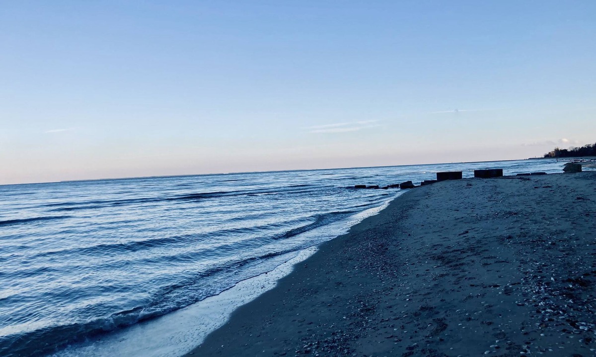 Calvert Beach-Long Beach Cottage | Charming Cottage by the Chesapeake Bay - 1 block walk from private Calvert beach