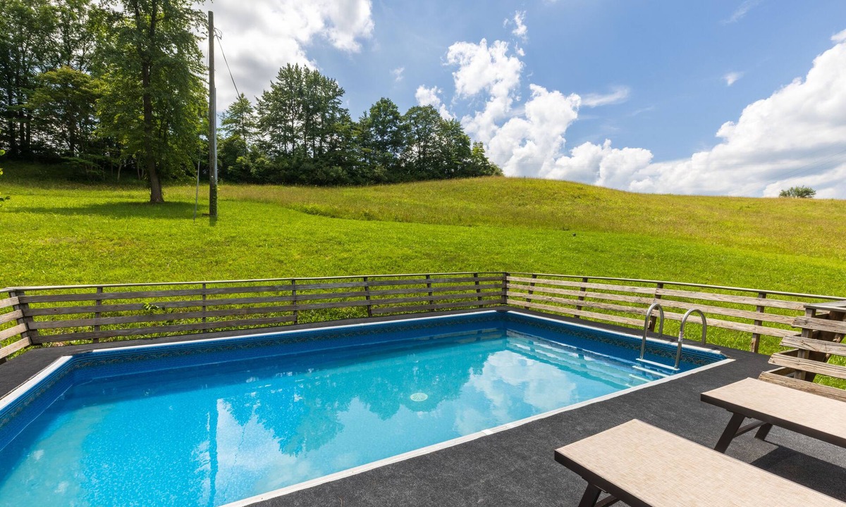 New Plymouth House | Charming house with a private swimming pool and hot tub in Hocking Hills.