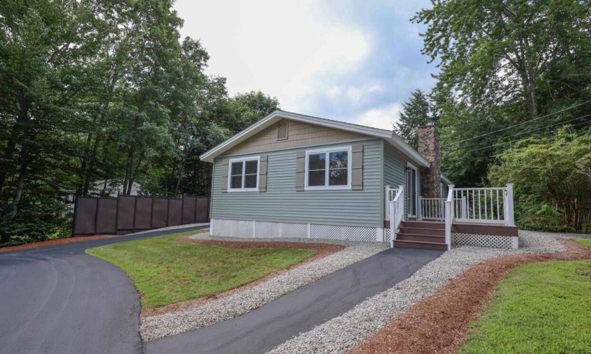 Locke Lake Colony House | Charming Lake Community Bungaloo. Comfortable living with 86 inch tv!