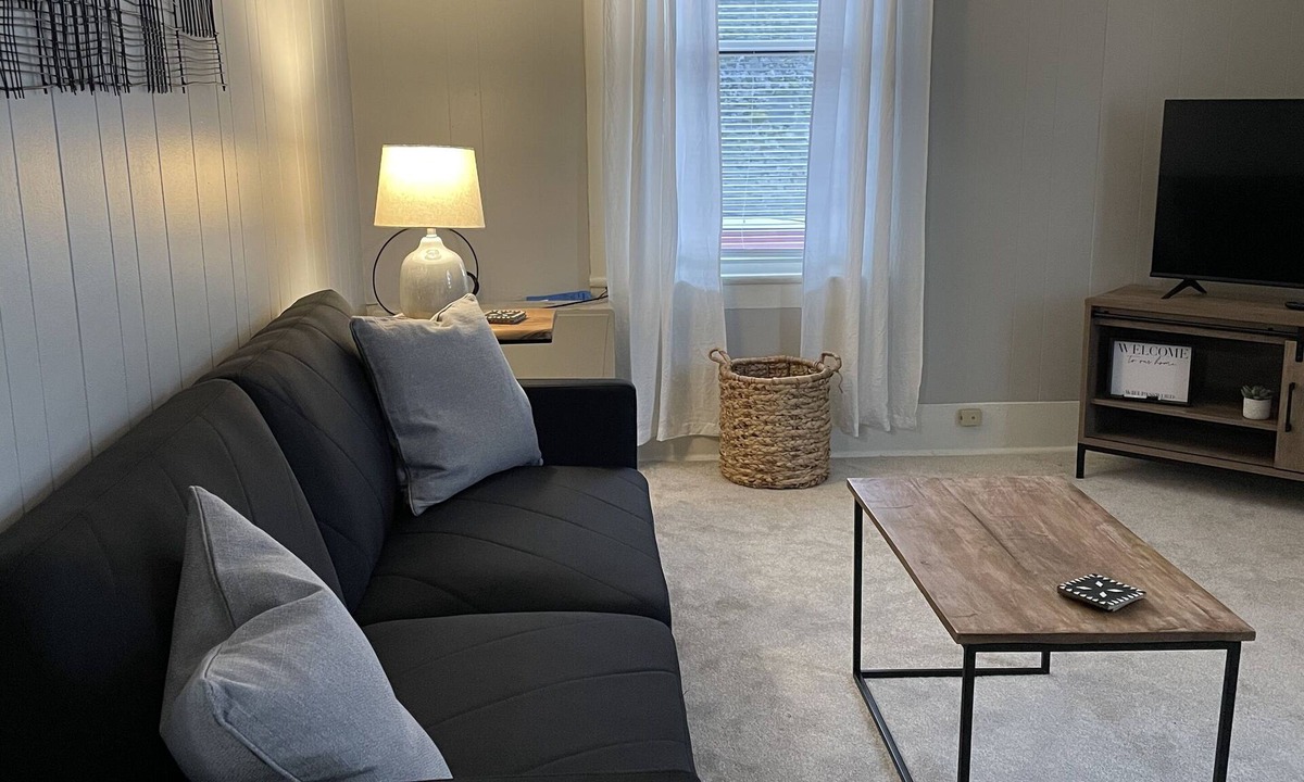 St. Albans Apartment | Charming Newly Renovated 1 Bedroom