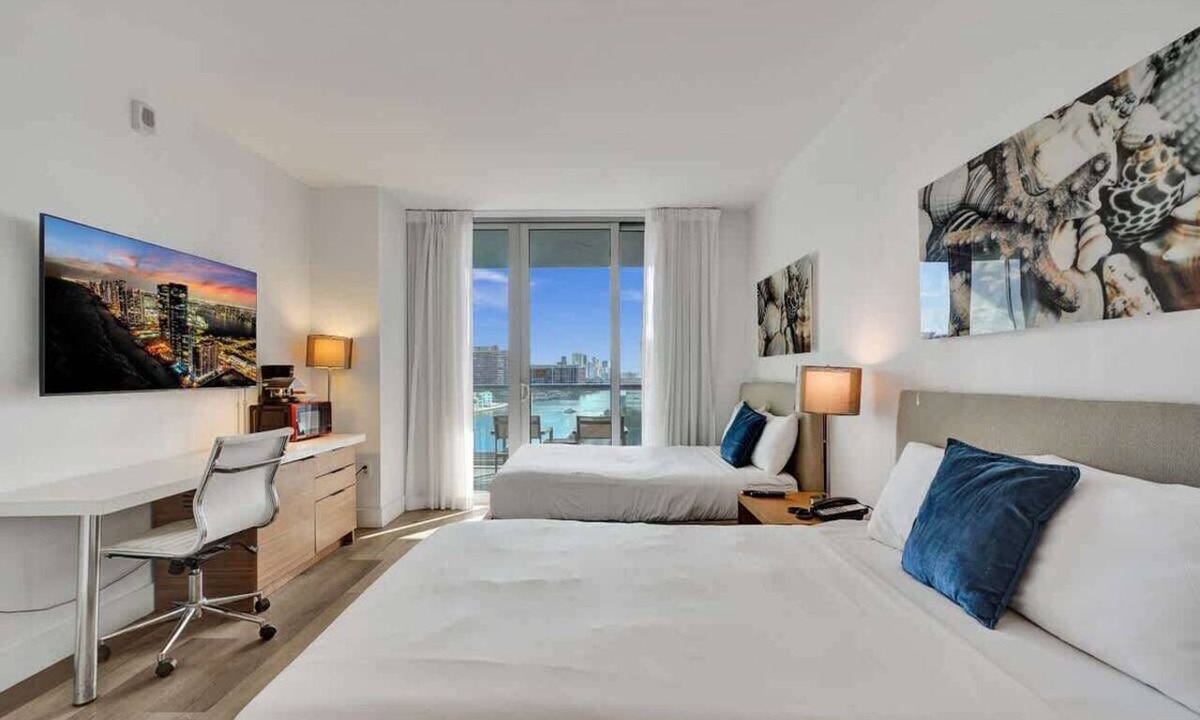 Hallandale Beach Apartment | Charming Studio by the Ocean - Beach Service
