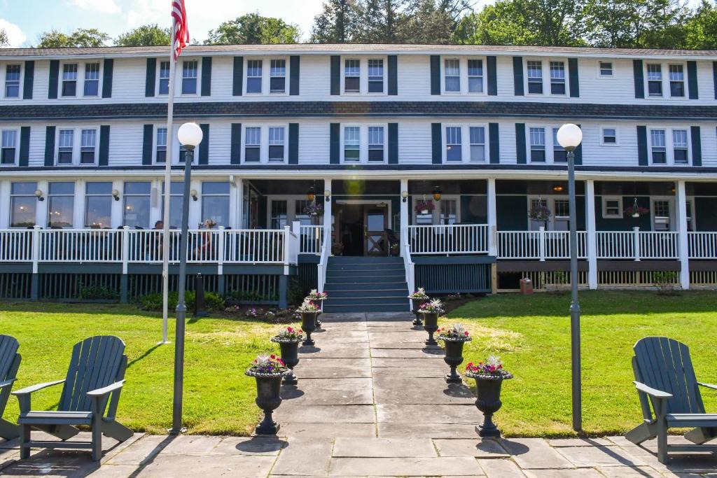 Deposit Hotel | Chestnut Inn at Oquaga Lake