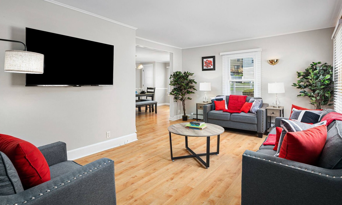 White Plains House | Close to NYC-Walk to Train-Private 3BR House-Driveway Parking-White Plains Area