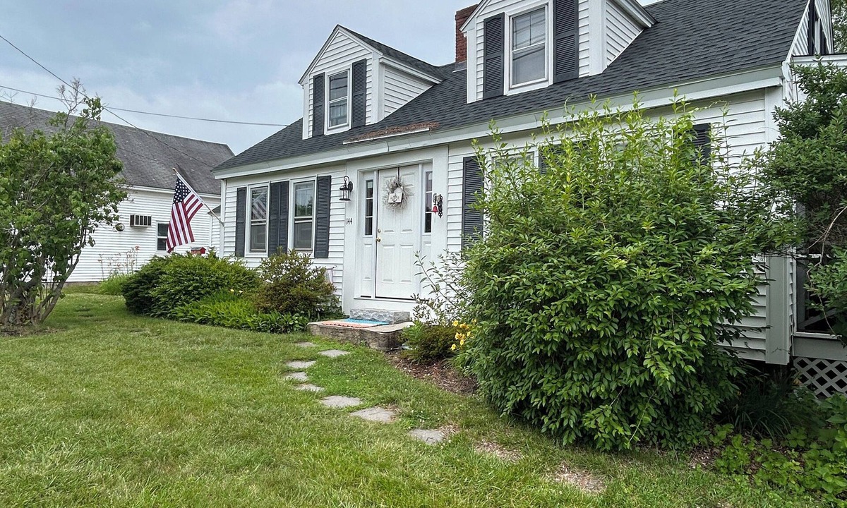 Moody House | Coastal Comfort: Family-Friendly 2BR Beach House in the Heart of Wells