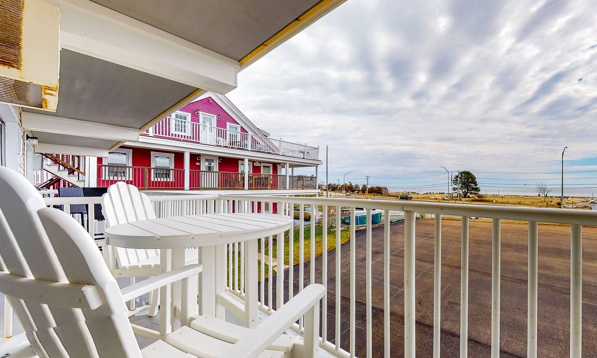 Hampton Condo | Coastal studio with free WiFi, balcony, on-site pool - walk to beach & dining