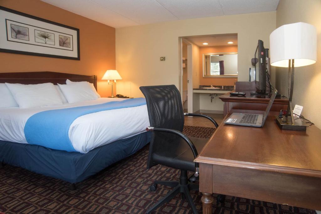 Lyndon Center Hotel | Colonnade Inn