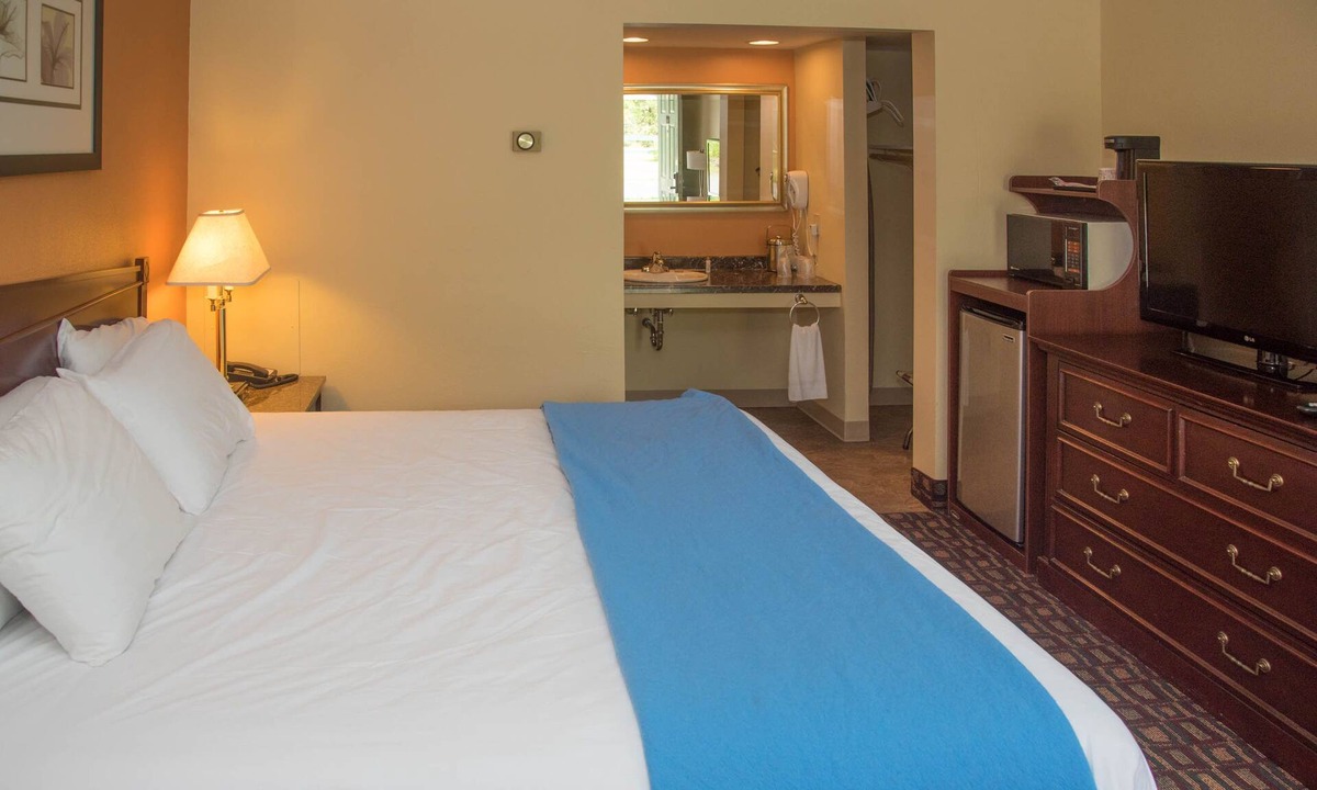 Lyndon Center Hotel | Colonnade Inn