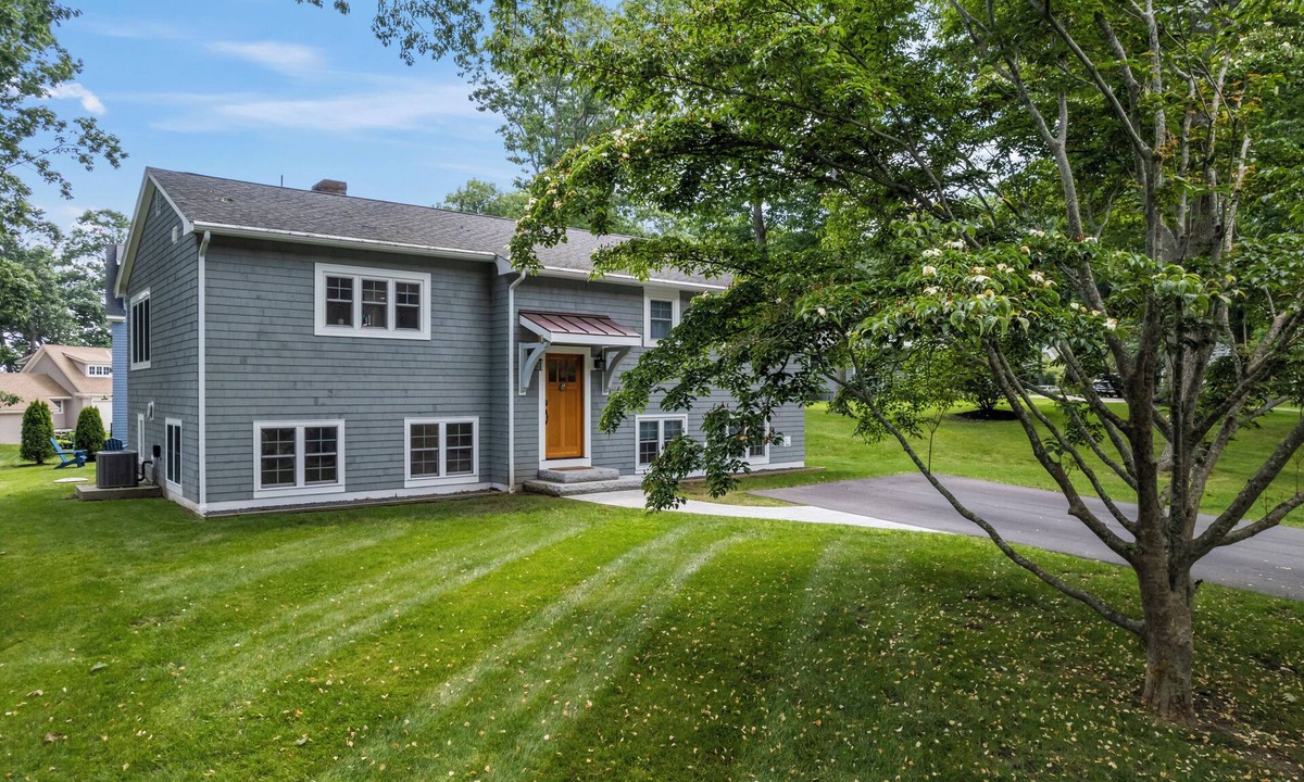 York Harbor House | Cottage by the Cliff. 5 minute walk to oceanside Cliff Walk. Newly renovated.