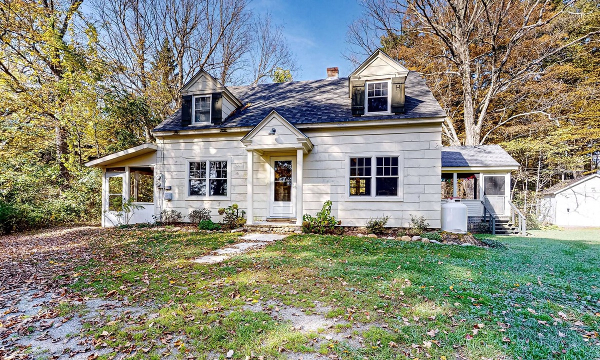 Sunderland House | Countryside mountain-view retreat with screened-in porch, near skiing & golf