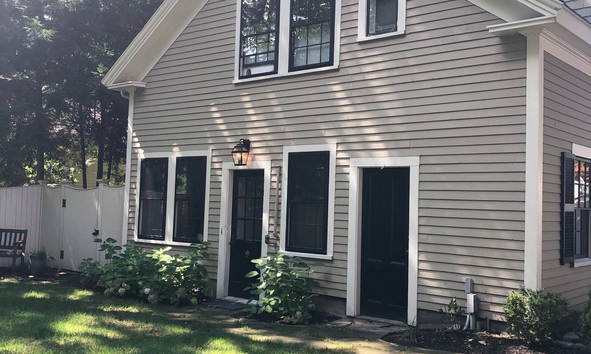 Wellesley Apartment | Cozy 1 bedroom in great Wellesley location. 1block from the commuter rail.