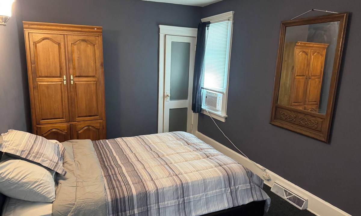 Erie Apartment | Cozy 3-bedroom with AC in Erie Pa. located near the bayfront convention center.