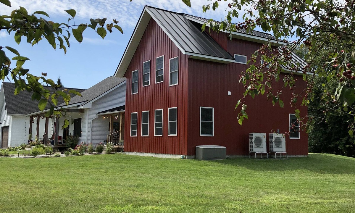 Hinesburg Hotel | Cozy boutique hotel in Hinesburg, Vermont. Queen bed and private tiled bathroom
