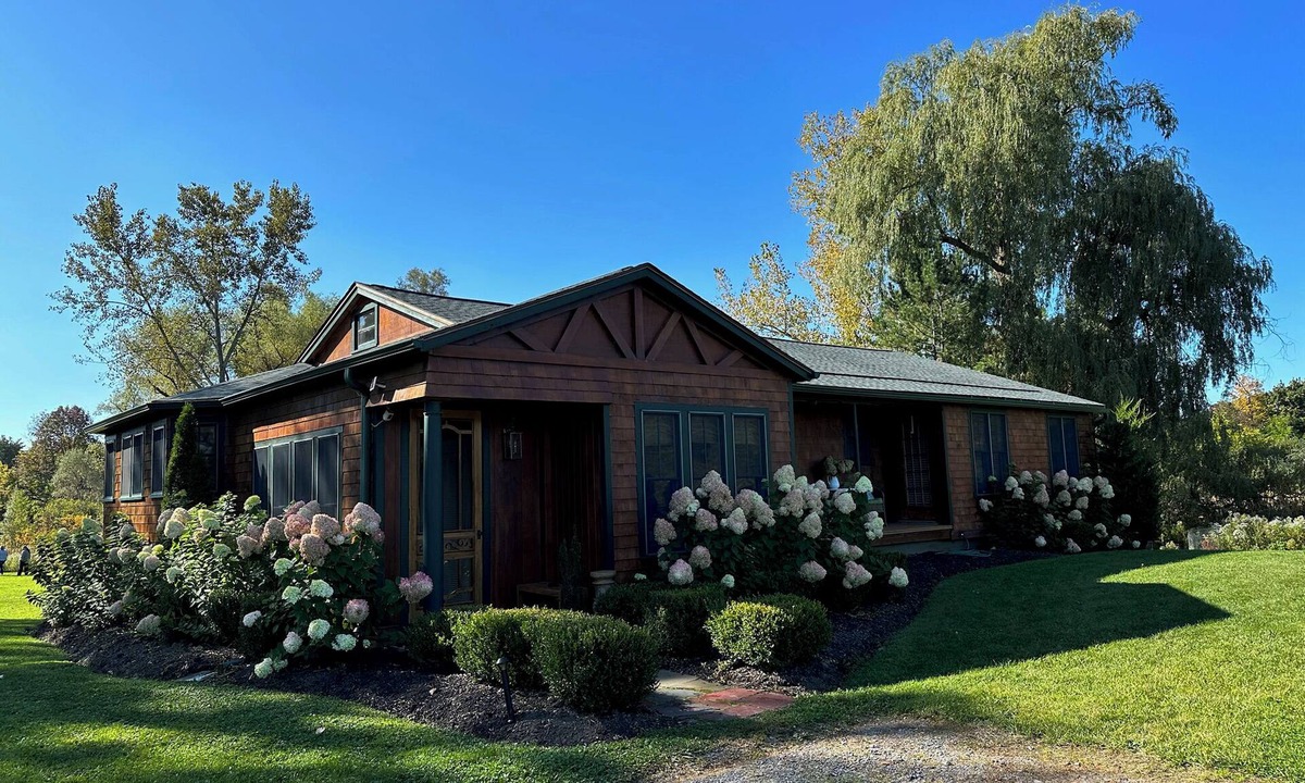 Skaneateles House | Cozy Bungalow Retreat: 4BR, Deck, Media Room, 2 Miles from Skaneateles Village