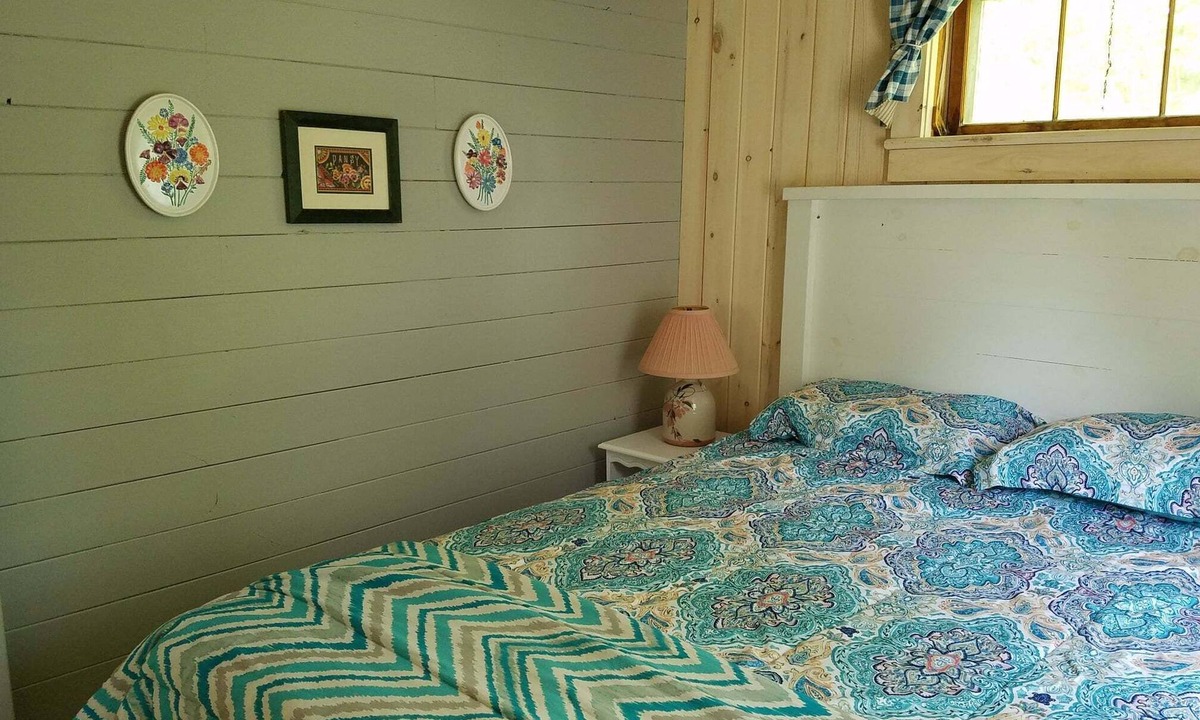 Barton Cottage | Cozy Cottage, Dog Friendly, Natural Wood, Full Kitchen, Sleeps 4, Close to Beach