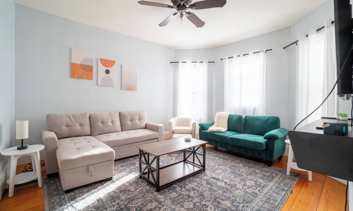 Somerville House | Cozy Davis SQ 4BDs/Free Parking/7 Min to Harvard & MIT/5 Min Walk-Train Station