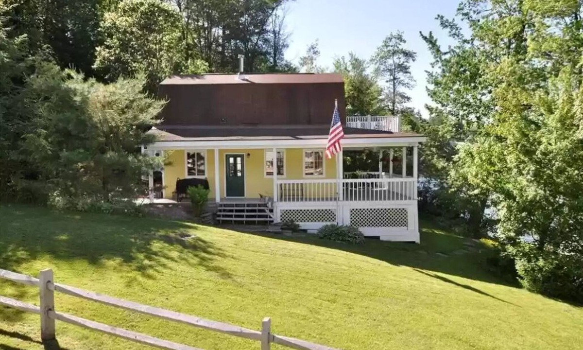Brackney Cottage | Cozy four season private lakefront cottage. Located on Laurel Lake, Brackney, PA