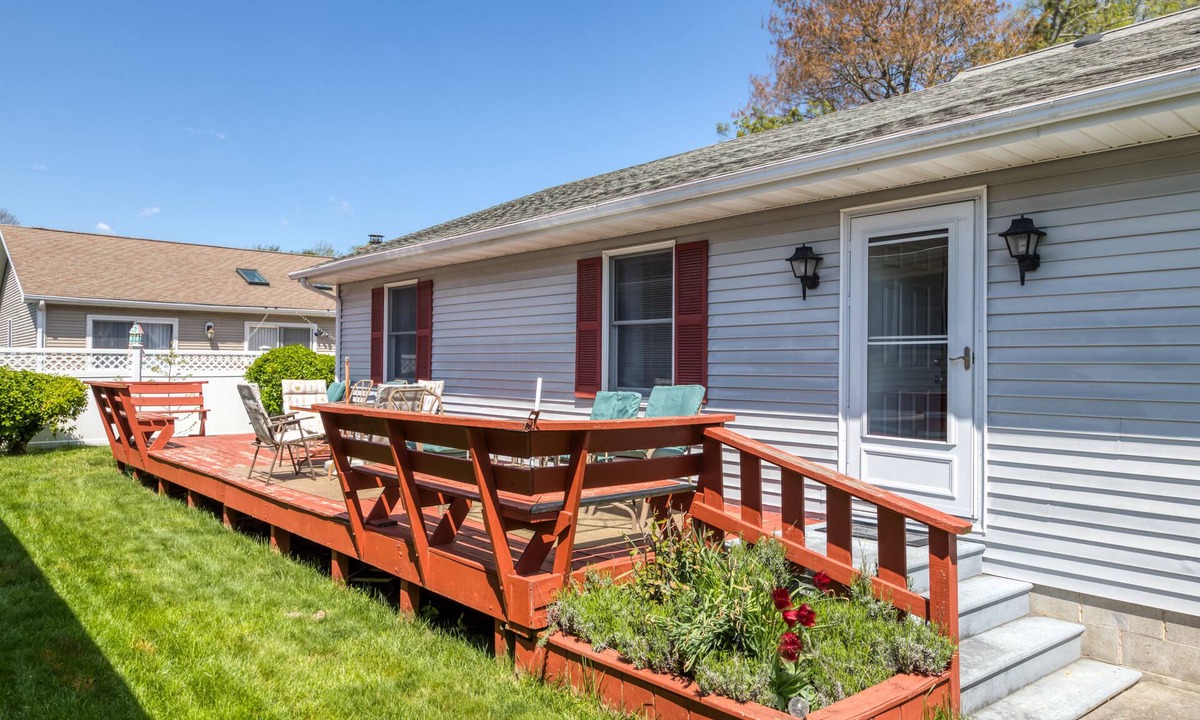 Caine Woods House | Cozy Home 3 Blocks From Beach w/Central AC, Deck, Private Washer/Dryer, WiFi