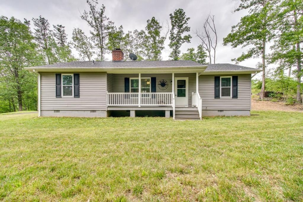 Star Tannery House | Cozy Home in Star Tannery with Private Backyard!