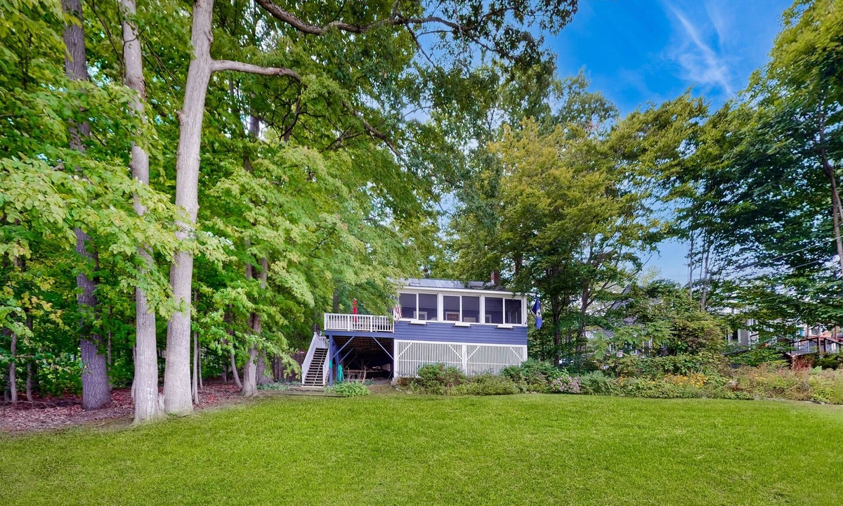 Castleton House | Cozy home with lake front property, views, bbq, dock, kayak, wifi, TV, w/d
