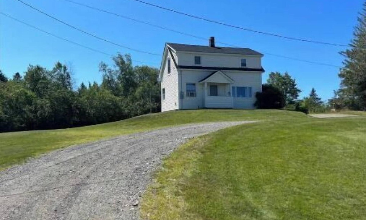 Whiting House | Cozy house with large fields, firepit and plenty of parking
