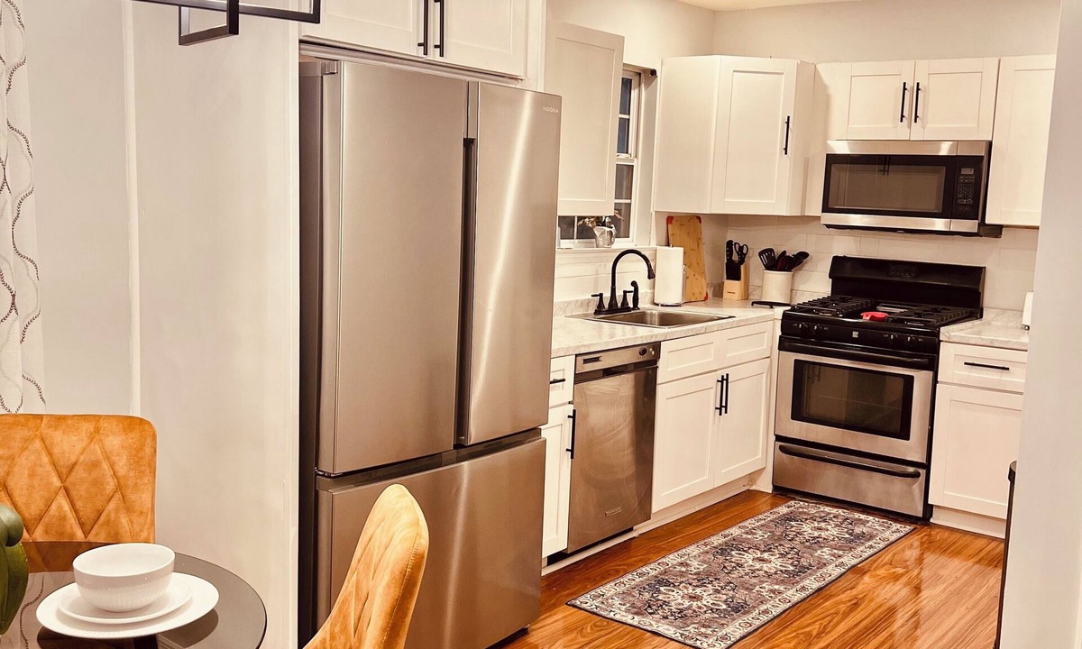 East Orange Condo | Cozy Modern Luxury 3 BDR Condo near NYC WiFi, free parking in lovely East Orange