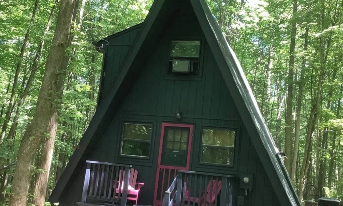 Berkeley Springs Cabin | Cozy Modern Private Cabin with Hot Tub in Coolfont