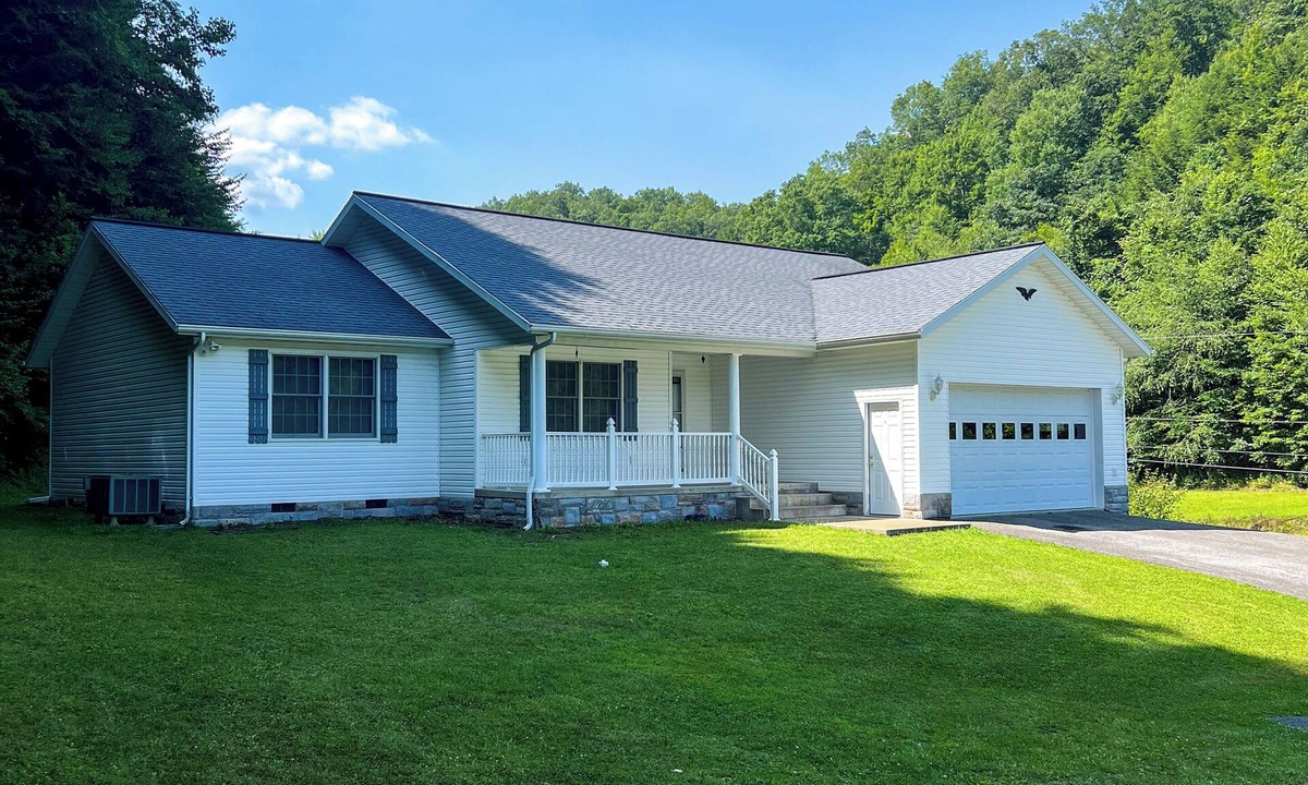 Wolfe House | Cozy ranch style home close to Virginia Spearhead and Hatfield McCoy Trailheads