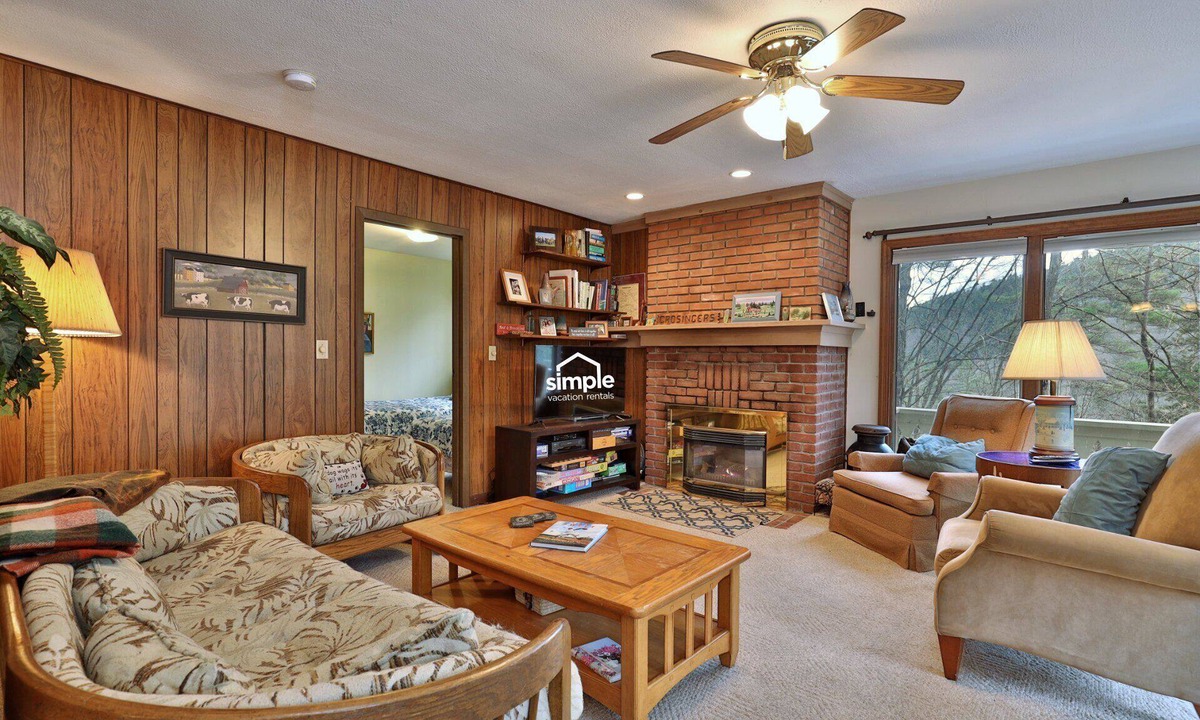 Bridgewater Corners House | Cozy Vermont House Near Killington and Woodstock. Mountainside. Close to Slopes.