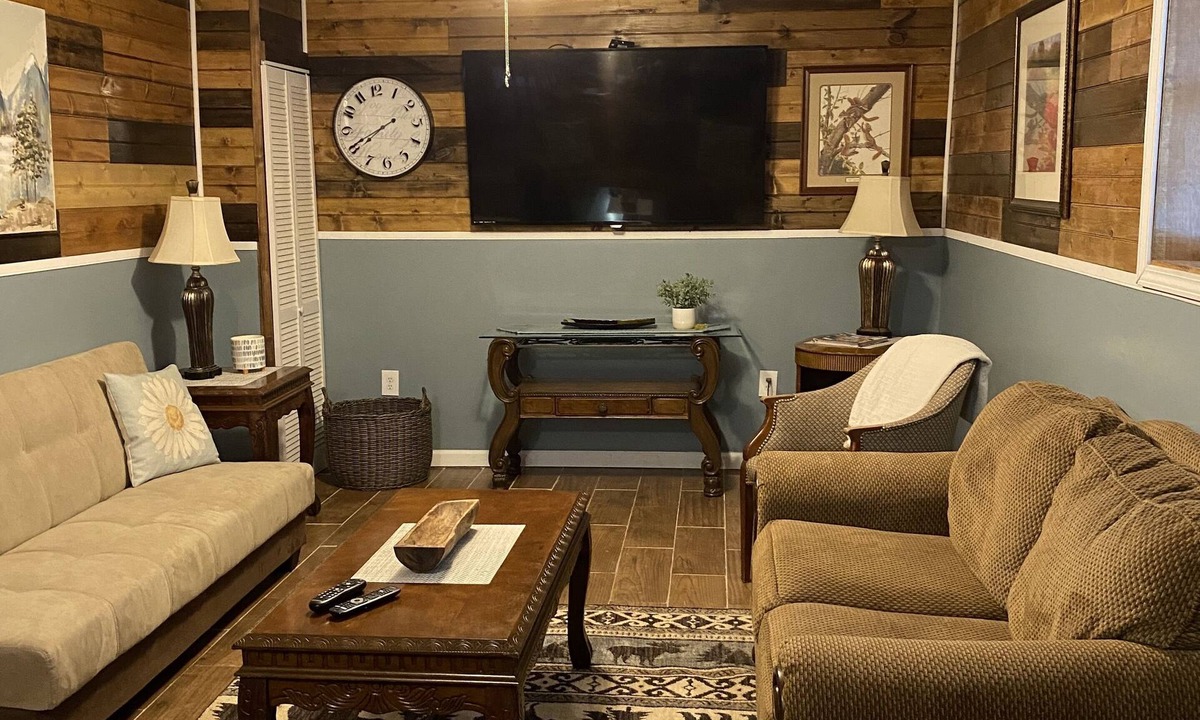 Delbarton House | Creekside Retreat, 3 bedroom, Large parking, Picnic area. Across from Trail 14