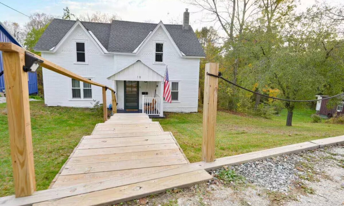 Brandon House | Cute, Renovated Historic Home on River, Walk to Downtown