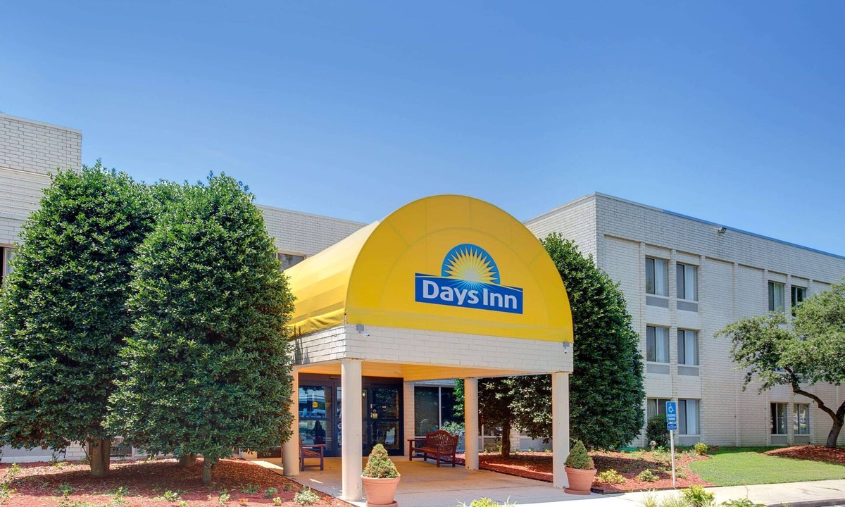 Central Newport News Hotel | Days Inn by Wyndham Newport News City Center Oyster Point