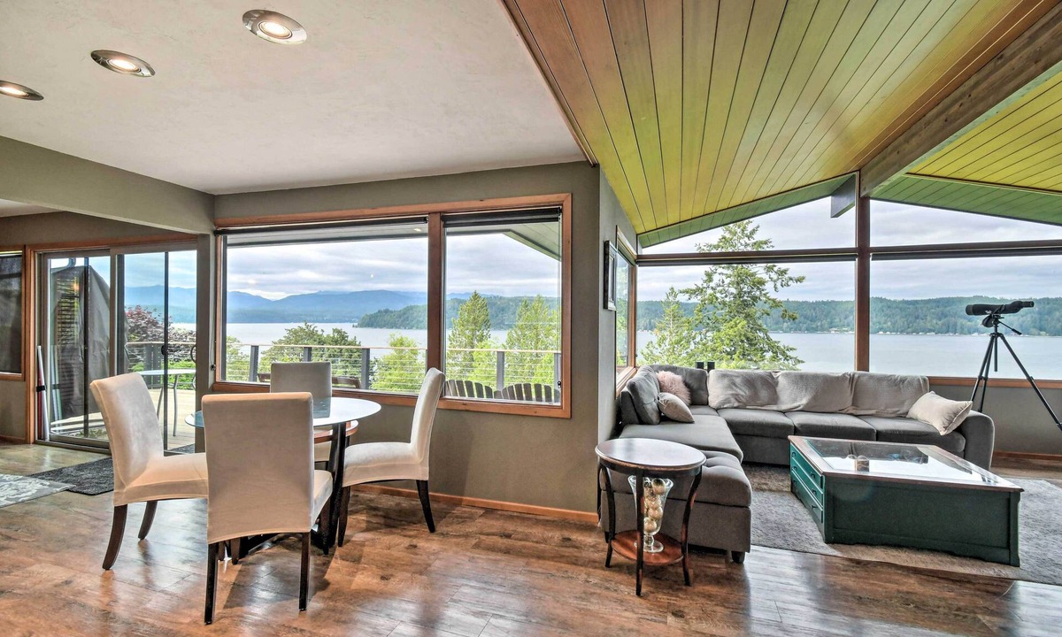 Union House | Deck & Sweeping Views: Family Union Home