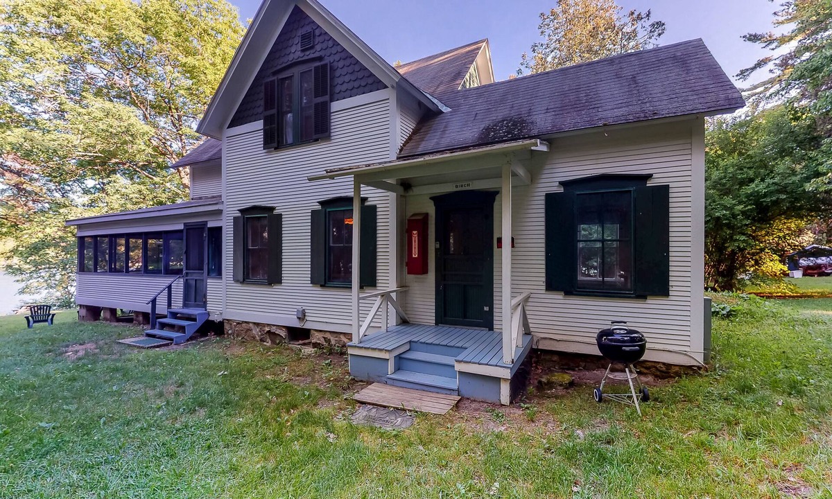 Charlotte Cottage | Dog-friendly cabin right on the lake with lots of space, screened porch, & boats