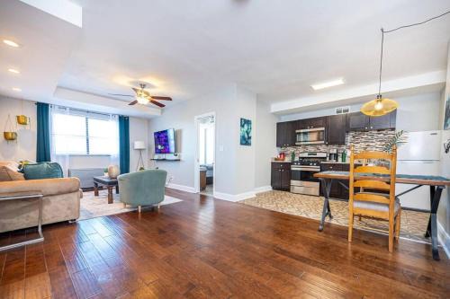 Downtown Atlanta Apartment | Downtown ! King bed 24 concierge! Onsite Parking LM903