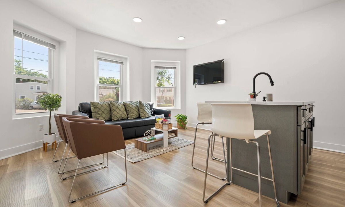 Paterson Apartment | Duplex 3BR Sleeps 10/Parking+Laundry Near NYC