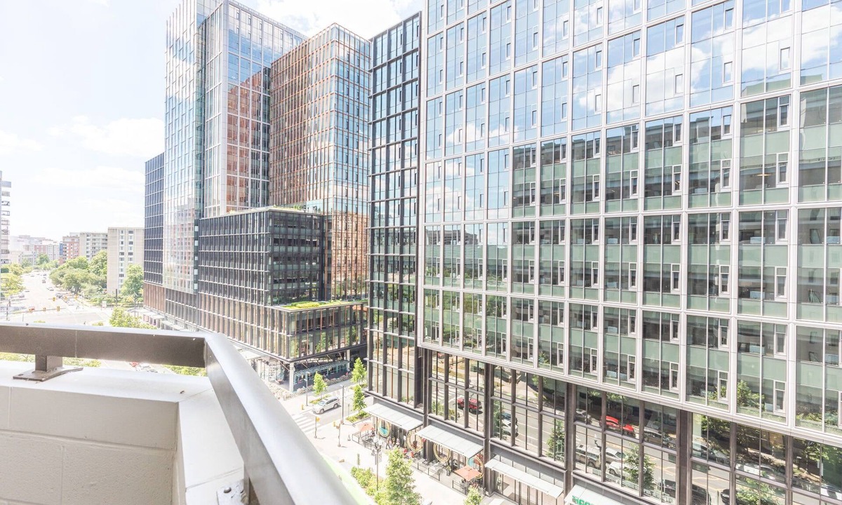 Crystal City Apartment | Elegant 2BR Apartment Minutes From DC