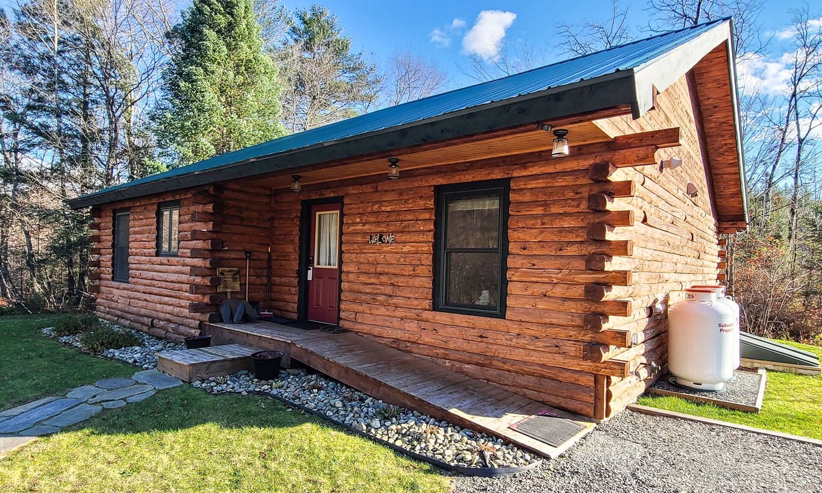 Eastern Vermont Cabin | Enchanting dog-friendly cabin with fireplace, hot tub & washer/dryer