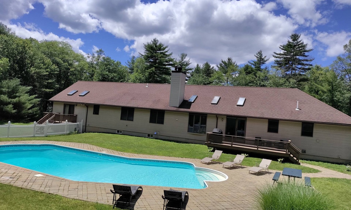Glen Spey House | Enjoy our spacious 4 bedroom house with a private pool in a quiet area.