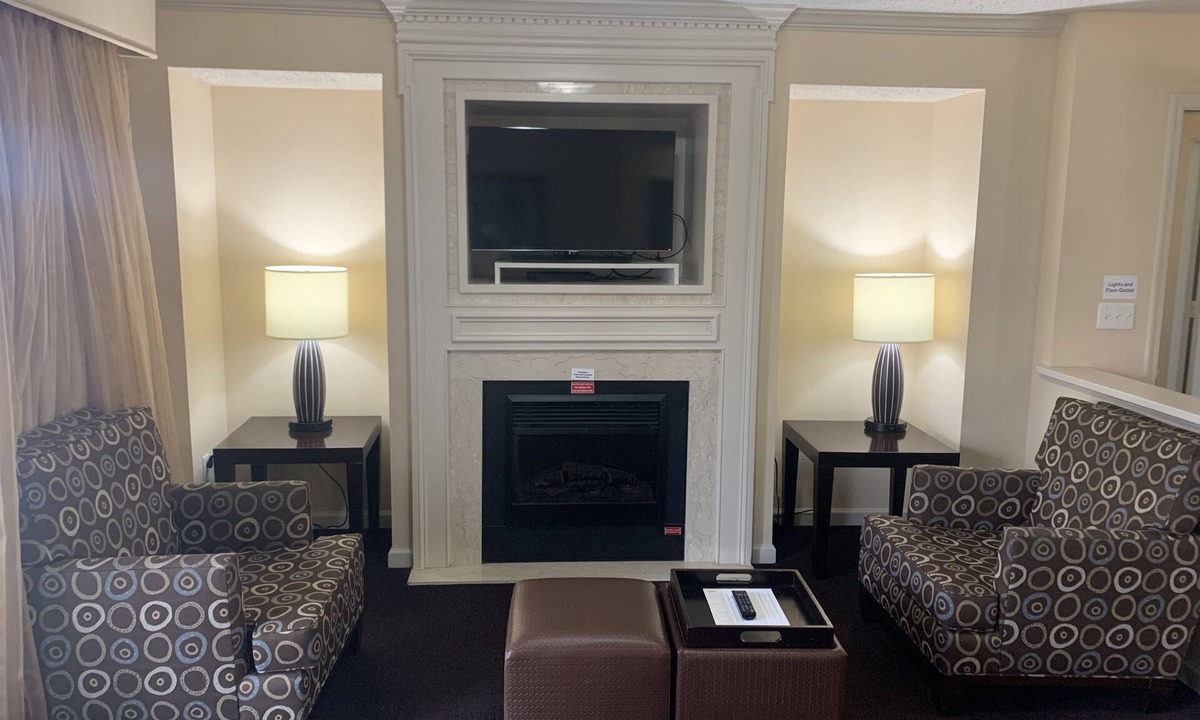 Berkeley Condo | Enjoy Williamsburg from your modern 4BR/4BA at Greensprings Resort. Great value.