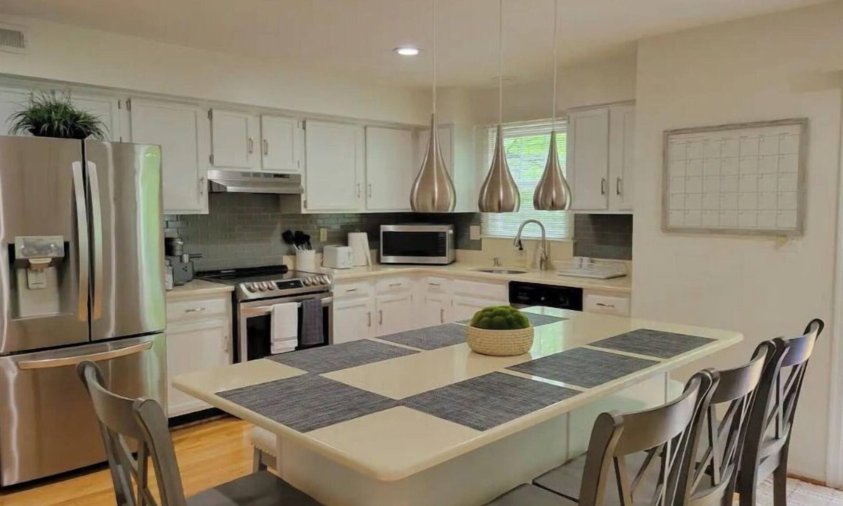 Montgomery Village House | Entire cheerful 4 br townhouse by the lake