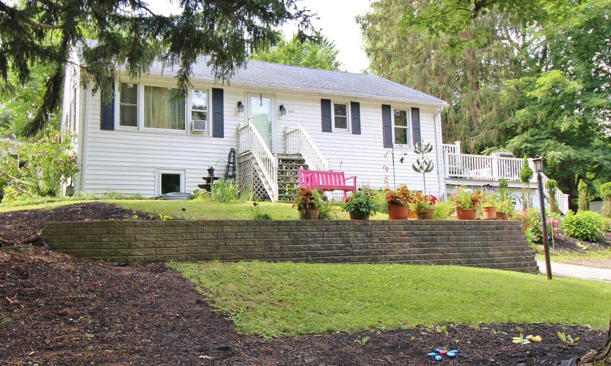 East Aurora Apartment | Executive Style Private Upper Apartment Walk to Village Amenites