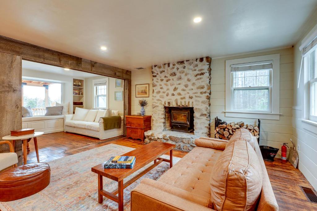 Elkins House | Expansive Wilmot Escape with Deck Near Skiing!